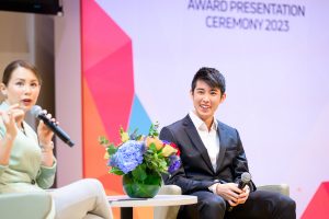 event photography singapore - photographer capturing shots of Loh Kean Yew at Peter lim scholarship event